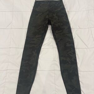 Lululemon Wunder Under Full on Luxtreme Camo, size 6, 28” inseam